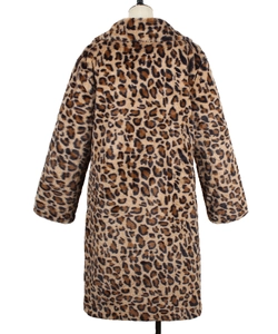Vue arrière d'un manteau long en fausse fourrure avec motif léopard classique marron et noir