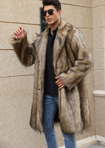 Détail d'un manteau long en fausse fourrure pour homme avec texture marron et col à revers