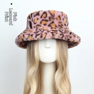 Détail du chapeau bob en fausse fourrure à imprimé léopard rose montrant la texture douce