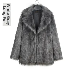 Détail d'un manteau en fausse fourrure gris blanc avec revers larges et texture à poils longs