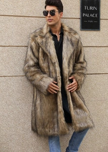 Détail d'un manteau en fausse fourrure marron montrant la texture douce et le grand col