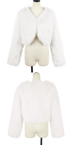 Vue avant et arrière d'une veste courte en fausse fourrure blanche à texture douce