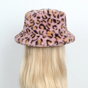 Vue détaillée du chapeau bob en fausse fourrure rose à motif léopard doux et chaud