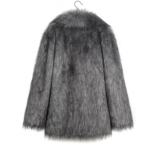 Vue détaillée de la texture de fausse fourrure grise dégradée sur un long manteau d'hiver