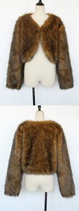 Vue détaillée avant et arrière de la veste courte en fausse fourrure marron avec texture peluche