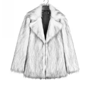 Détail du manteau en fausse fourrure grise avec grand revers et texture douce