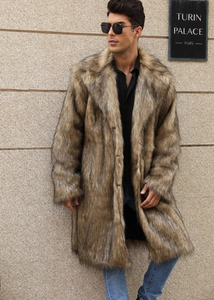 Détail de la texture de la fourrure et du revers d'un manteau long en fausse fourrure pour homme