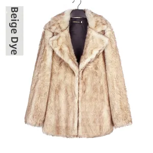 Détail d'un manteau en fausse fourrure beige avec pointes teintes et grand revers chic