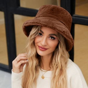 Cappello bucket in peluche marrone spesso da donna con morbida ecopelliccia per l'inverno