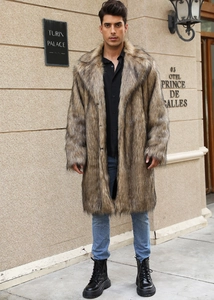 Gros plan du manteau épais en fausse fourrure pour hommes avec revers de luxe et ton gris-brun