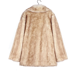 Détails de ce manteau en fausse fourrure beige montrant sa texture douce et son col chic