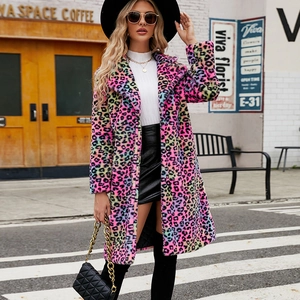 Manteau chic en fausse fourrure léopard multicolore avec revers surdimensionnés