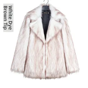 Détail du grand col à revers sur une veste en fausse fourrure blanche à pointes café