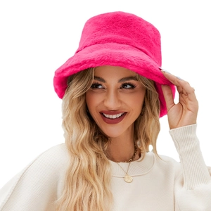 Cappello bucket in ecopelliccia peluche fucsia per donna in stile invernale sobrio