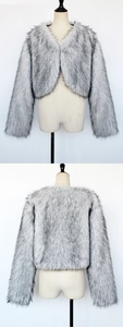 Vue avant et arrière d'une veste courte en fausse fourrure de renard grise et blanche