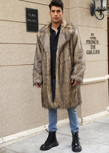 Détail d'un manteau long en fausse fourrure marron avec texture épaisse et col revers