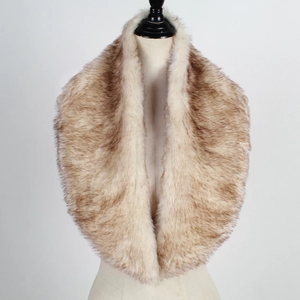 Detailansicht des Kunstpelzkragens mit flauschiger Struktur in Creme und Braun