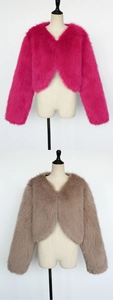 Zoom sur la texture en fausse fourrure des vestes courtes ouvertes en rose et kaki