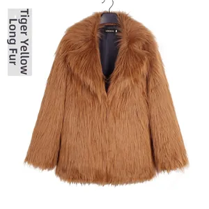 Détail d'un manteau en fausse fourrure jaune tigre avec fibres longues et col à revers