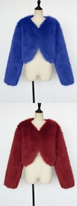Vue détaillée des vestes en fausse fourrure pelucheuse en bleu vif et rouge vin