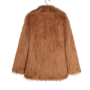 Vue arrière détaillée du manteau en fausse fourrure marron café avec poils longs brillants
