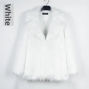 Détail du col en fausse fourrure blanche et de l'étiquette de marque sur le manteau