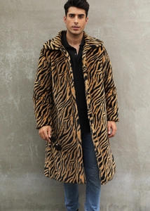 Texture détaillée du manteau long en fausse fourrure pour homme avec motif zèbre stylé