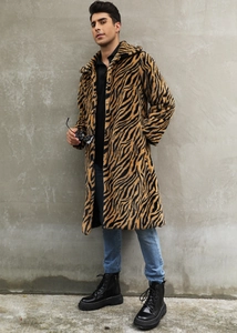 Vue détaillée du motif zèbre sur le long manteau en fausse fourrure pour homme avec revers