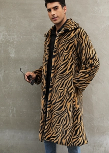 Détail de la texture épaisse en fausse fourrure et du motif à rayures tigre du manteau homme