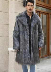 Détail du manteau en fausse fourrure gris foncé avec grand revers et texture douce