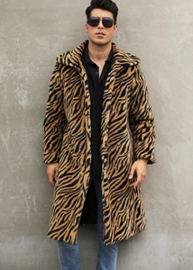 Détail d'un manteau long en fausse fourrure pour homme avec imprimé tigre et grand revers