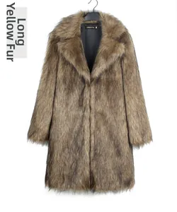 Détail de la texture de fausse fourrure longue fauve et du col à revers sur ce manteau d'hiver