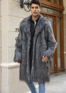 Détail d'un manteau long en fausse fourrure gris foncé avec texture épaisse et grand col