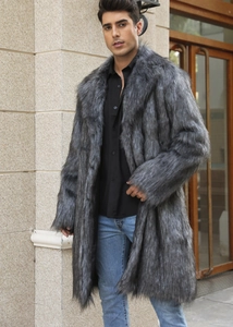 Détail d'un manteau long en fausse fourrure de renard pour homme avec col à revers