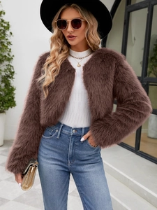 Veste courte chic en fausse fourrure marron pour femme, look mode urbain et élégant
