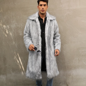 Détail d'un manteau en fourrure synthétique grise pour homme avec large col épais