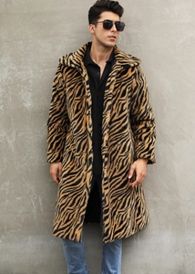 Détail de la texture en fausse fourrure épaisse et motif tigre jaune et noir du manteau