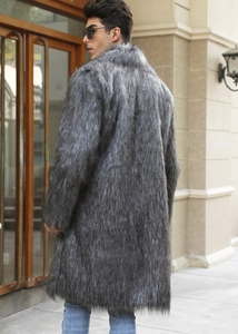 Détail de la texture en fausse fourrure de renard gris argenté sur manteau long