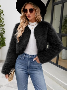 Veste courte chic en fausse fourrure noire pour femme avec devant ouvert et duveteux