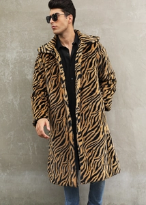 Détail de la texture en fausse fourrure épaisse avec motif de rayures de tigre jaune et noir