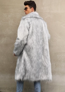 Vue arrière du manteau long en fausse fourrure de renard pour homme gris argenté chic