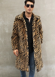 Détails de la texture d'un manteau long en fausse fourrure pour homme avec motif zébré