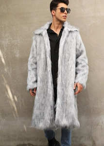 Détail de la texture en fausse fourrure grise sur un manteau long d'hiver pour hommes dehors