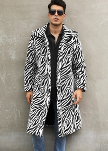 Détails du manteau long en fausse fourrure pour homme avec motif zèbre et col carré