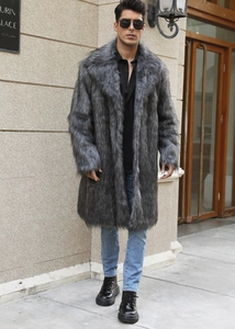 Détail d'un manteau long en fausse fourrure grise avec revers larges et texture douce