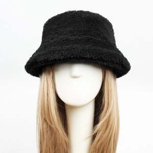 Detailansicht eines schwarzen Plüsch-Anglerhutes für Damen auf einem Modellkopf