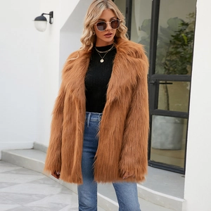 Manteau en fausse fourrure marron pour femme avec revers élégants en milieu urbain