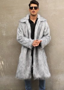 Détail d'un manteau en fausse fourrure grise pour homme montrant une texture douce et luxueuse