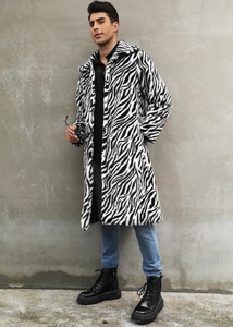 Détail de la texture en fausse fourrure du manteau long pour homme à motif zèbre