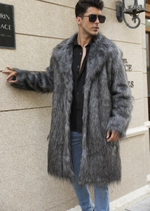 Détail de la texture en fausse fourrure de renard grise et noire avec large revers